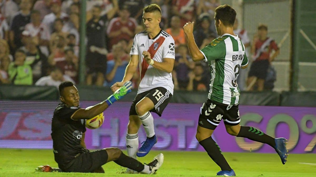 River enfrentando a Banfield de visitante en el Florencio Sola