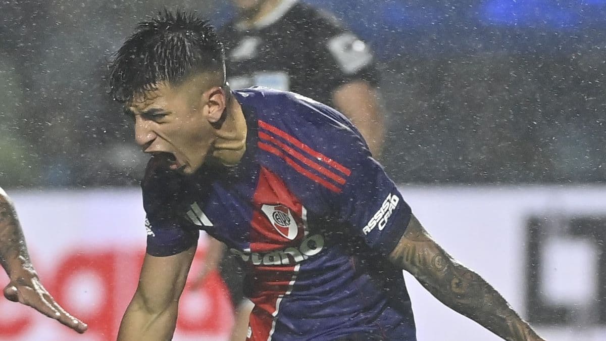 Thiago Almada festeja el gol de River ante Atlético Tucumán